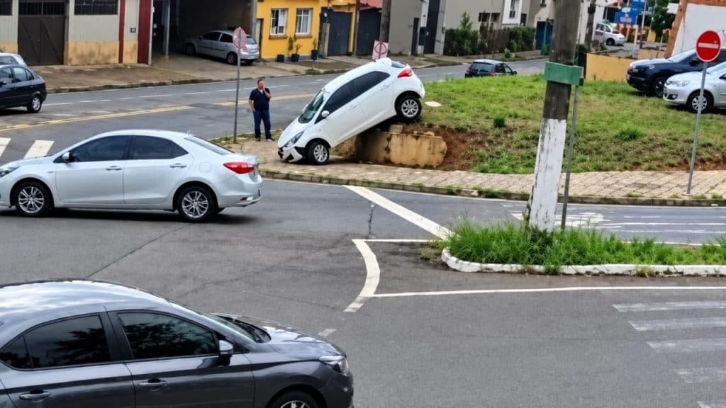 Carro cai de barranco em Limeira