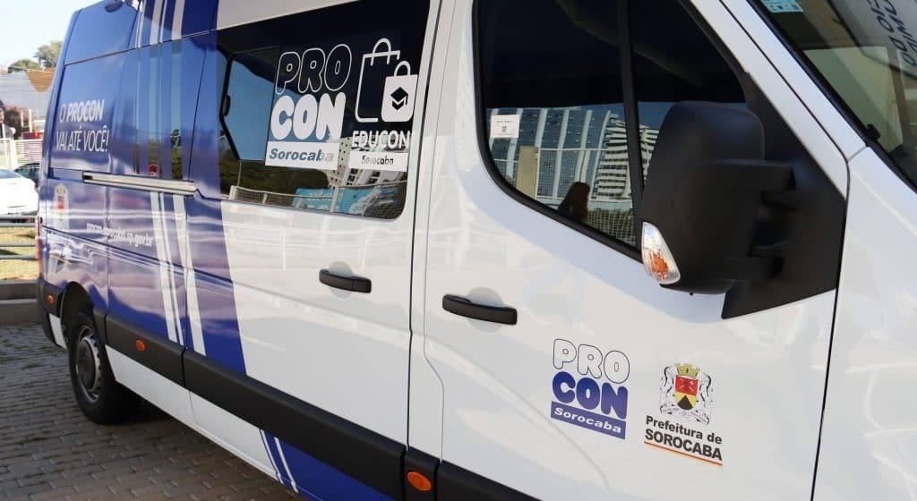 Procon Móvel atende na região do Mercado Municipal e oferece renegociação de dívidas