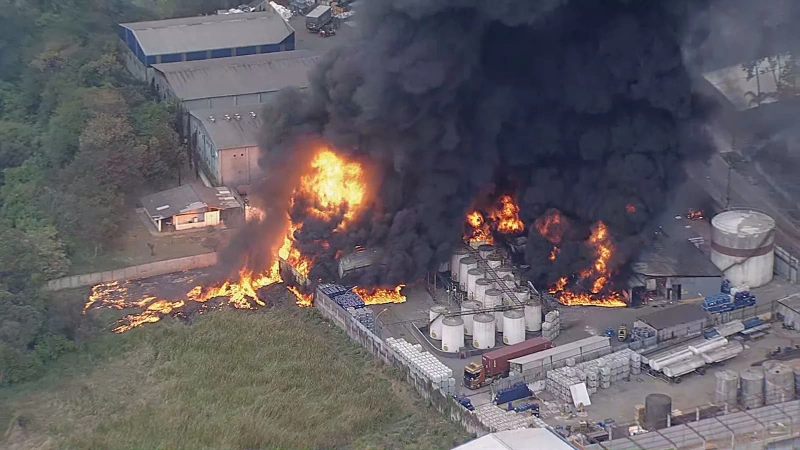Incêndio destrói indústria química em Itaquaquecetuba