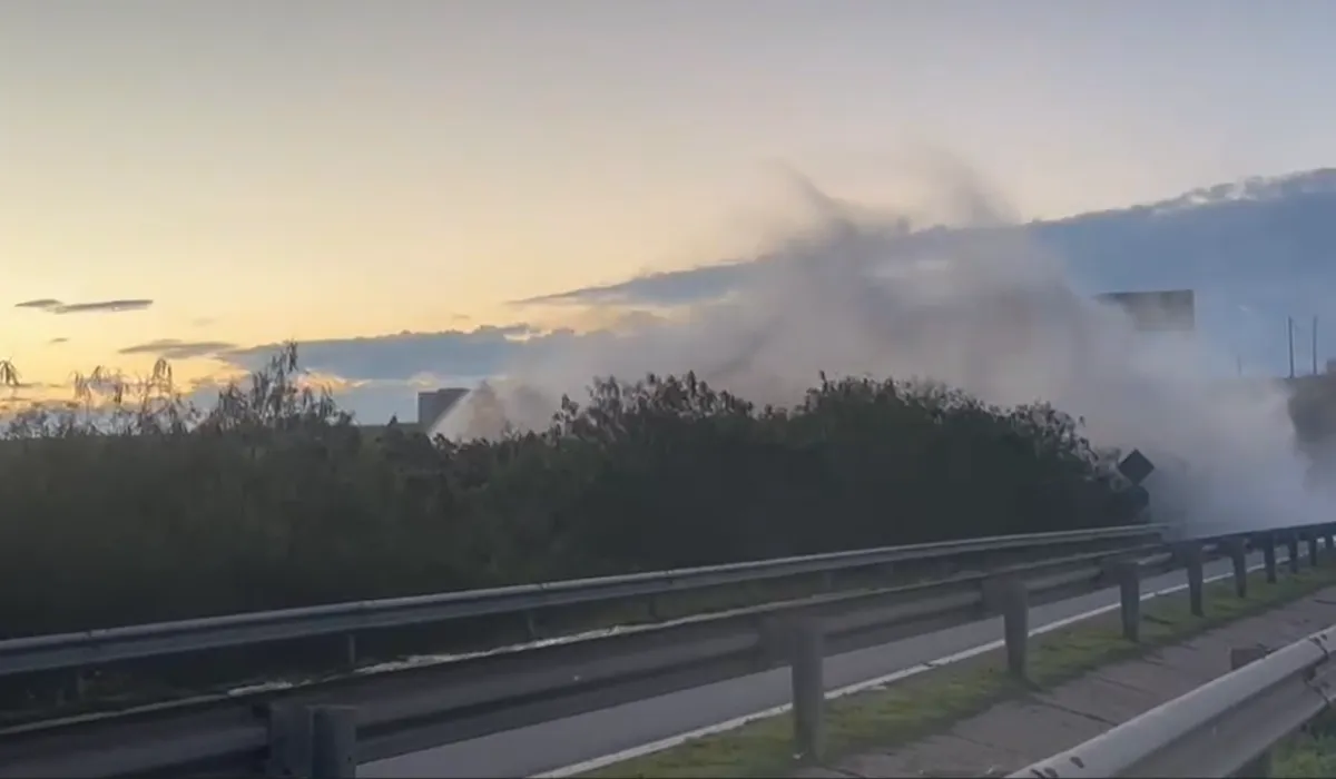 Adutora rompe e alaga rodovia Dom Pedro I