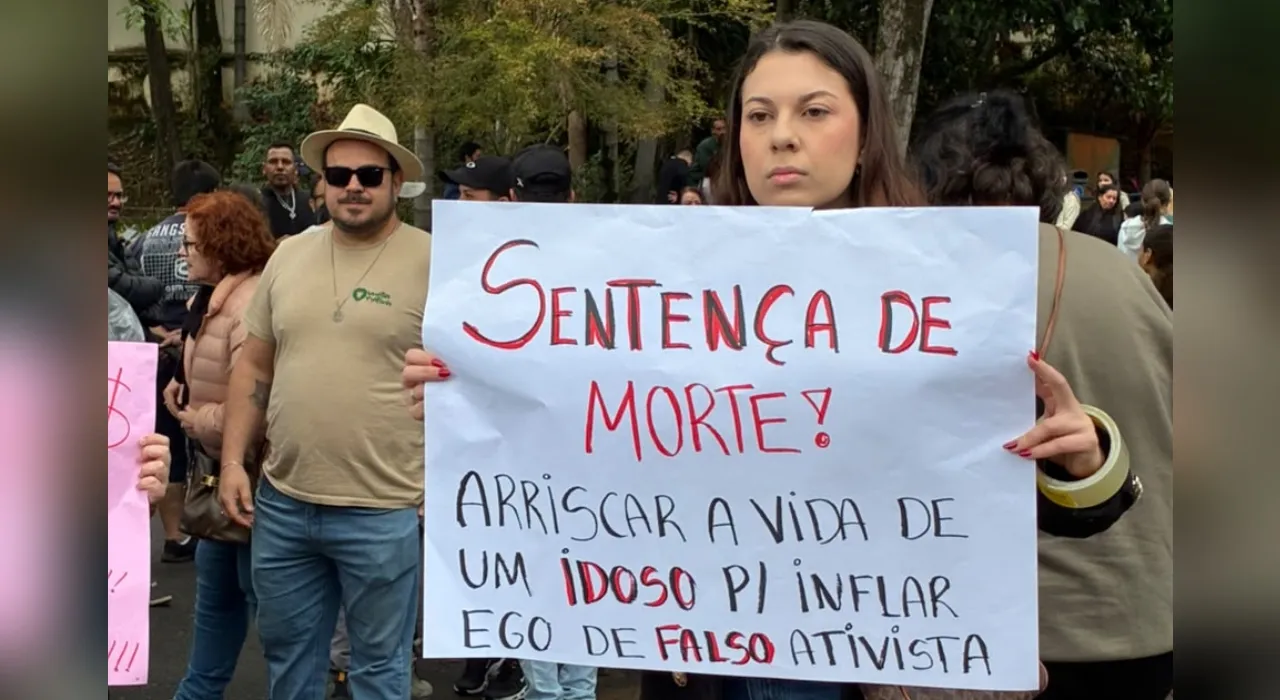 Moradores protestam contra transferência do elefante Sandro