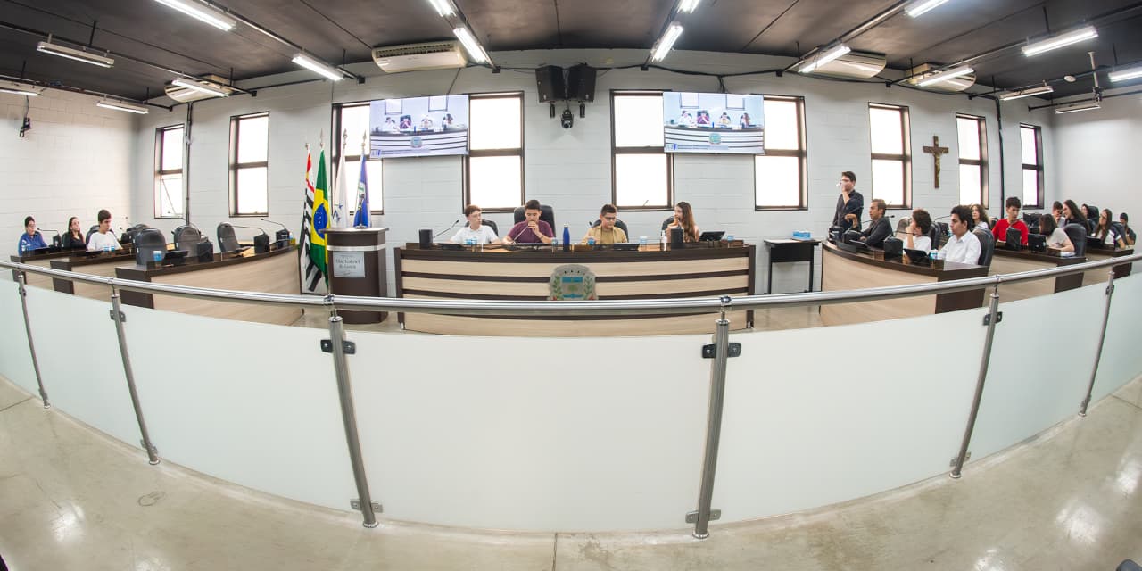 Jovens vereadores realizam primeira sessão e elegem Mesa Diretora