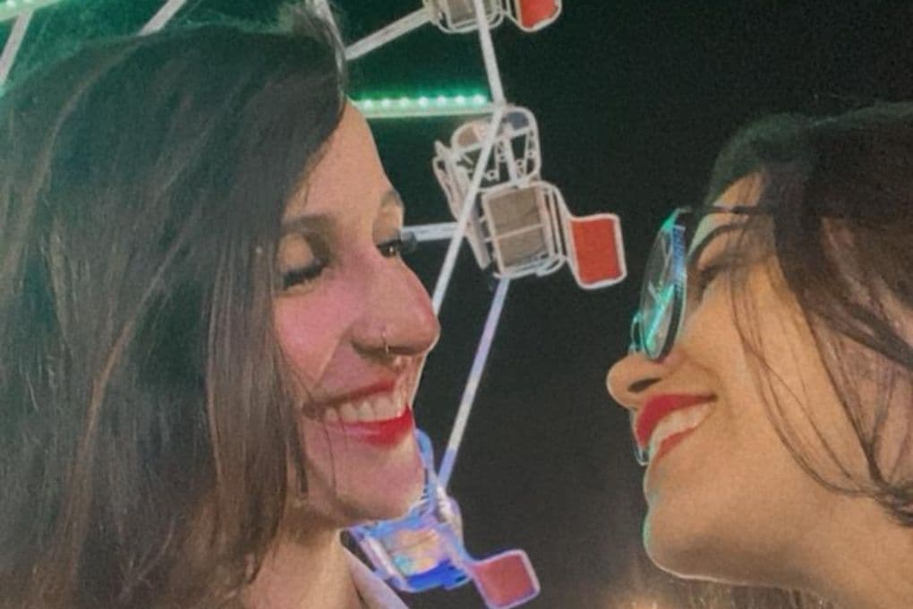 Casal LGBTQIA+ oficializa união em casamento comunitário